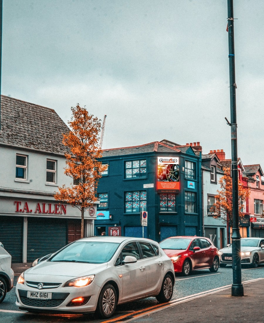 Wheels R Us ad on donegall road screen with traffic